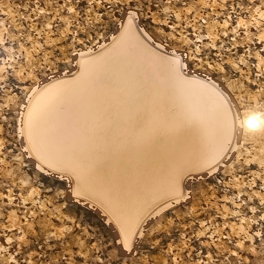▪️Distressed Metal/Tin Decor